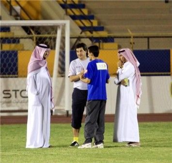 الأمير فيصل بن تركي ونائبه الاستاذ عامر السلهام يتحدثون للمدرب جورج ديسلفا 